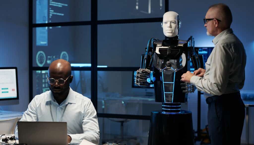 Ingenieur qui programme un robot dans un laboratoire