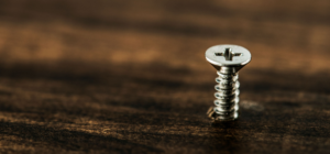 Qu’est-ce qu’un pas de vis ? Vis dans une planche en bois