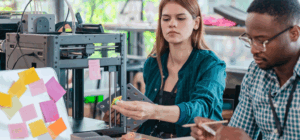 Pourquoi mon impression 3d n'est pas lisse ? Deux employés utilisant l’impression 3d