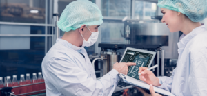 Employés travaillant dans l’industrie pharmaceutique