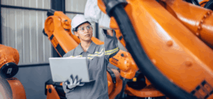 Ingénieur travaillant avec des bras robotisé