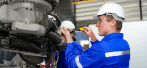 Employé qui fait de la maintenance