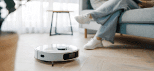 Robot aspirateur domestique qui nettoie