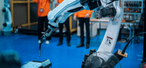 Quels sont les 3 éléments qui constituent un robot industriel ? robot industiel dans une usine